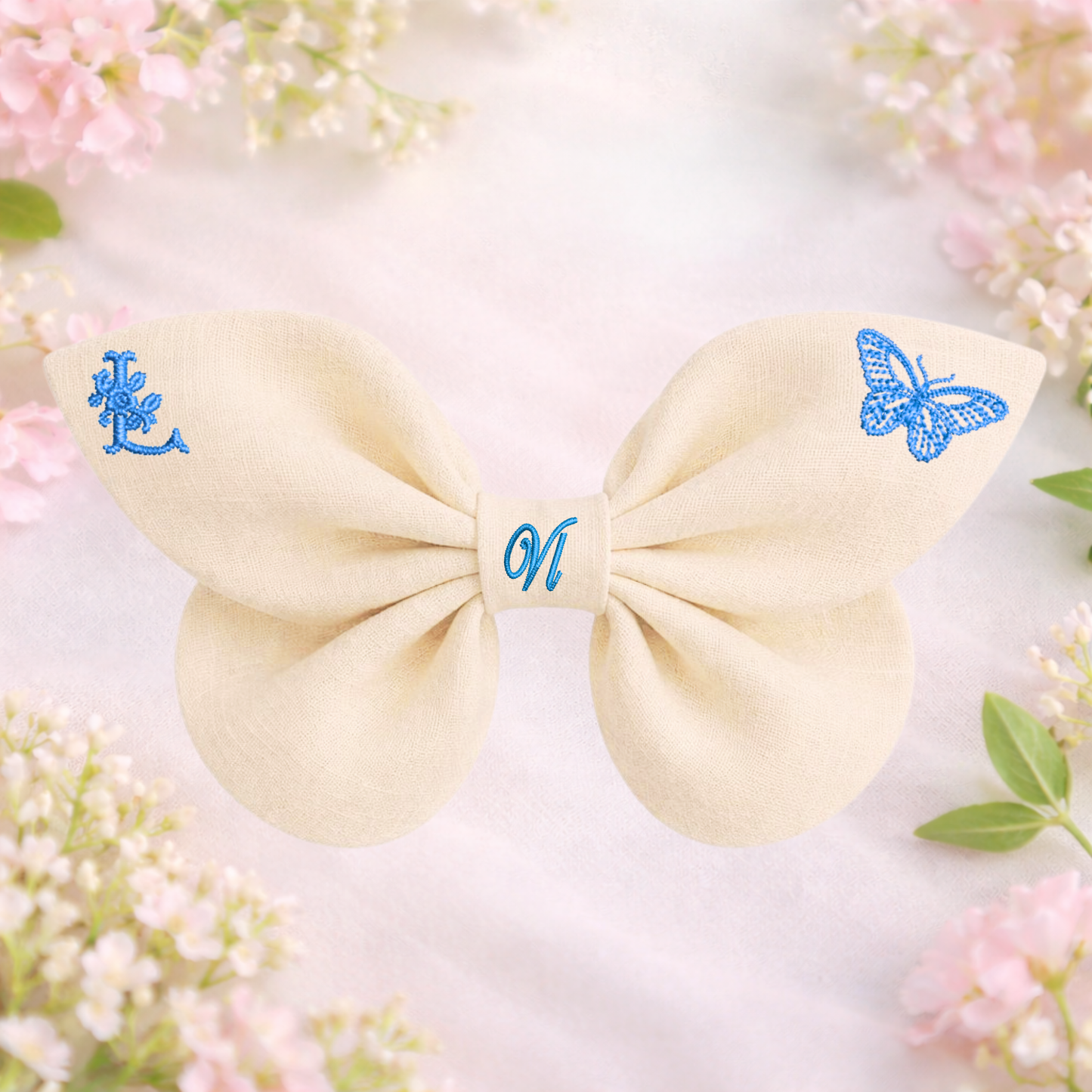 Leinenschleife mit Schmetterlingsstickerei und Monogramm A, B, C ... Z. Frühling 