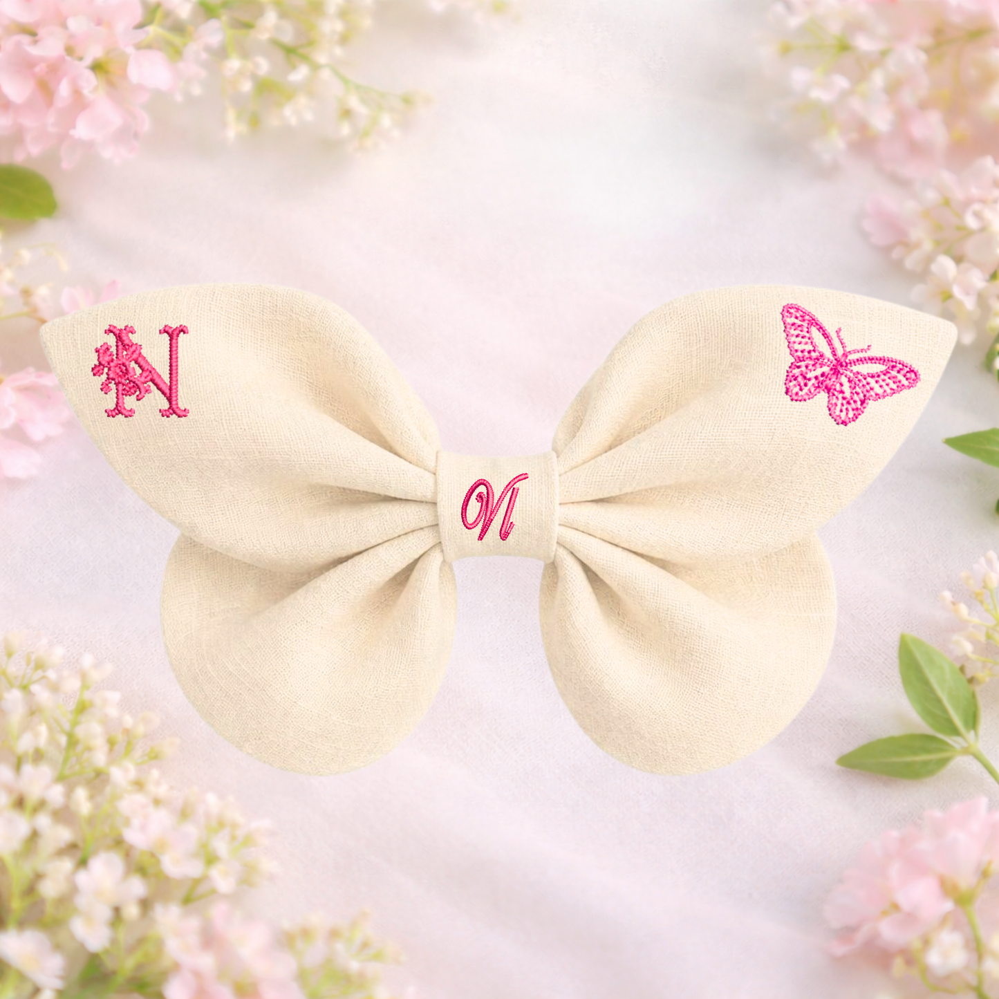 Leinenschleife mit Schmetterlingsstickerei und Monogramm A, B, C ... Z. Frühling 