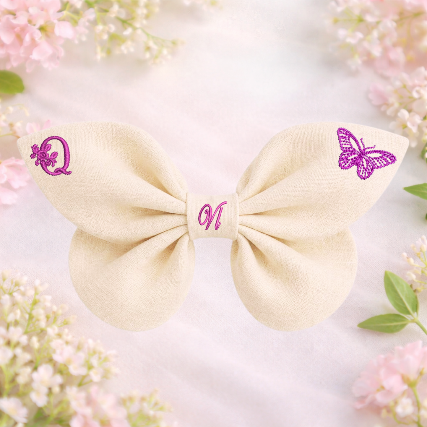 Leinenschleife mit Schmetterlingsstickerei und Monogramm A, B, C ... Z. Frühling 