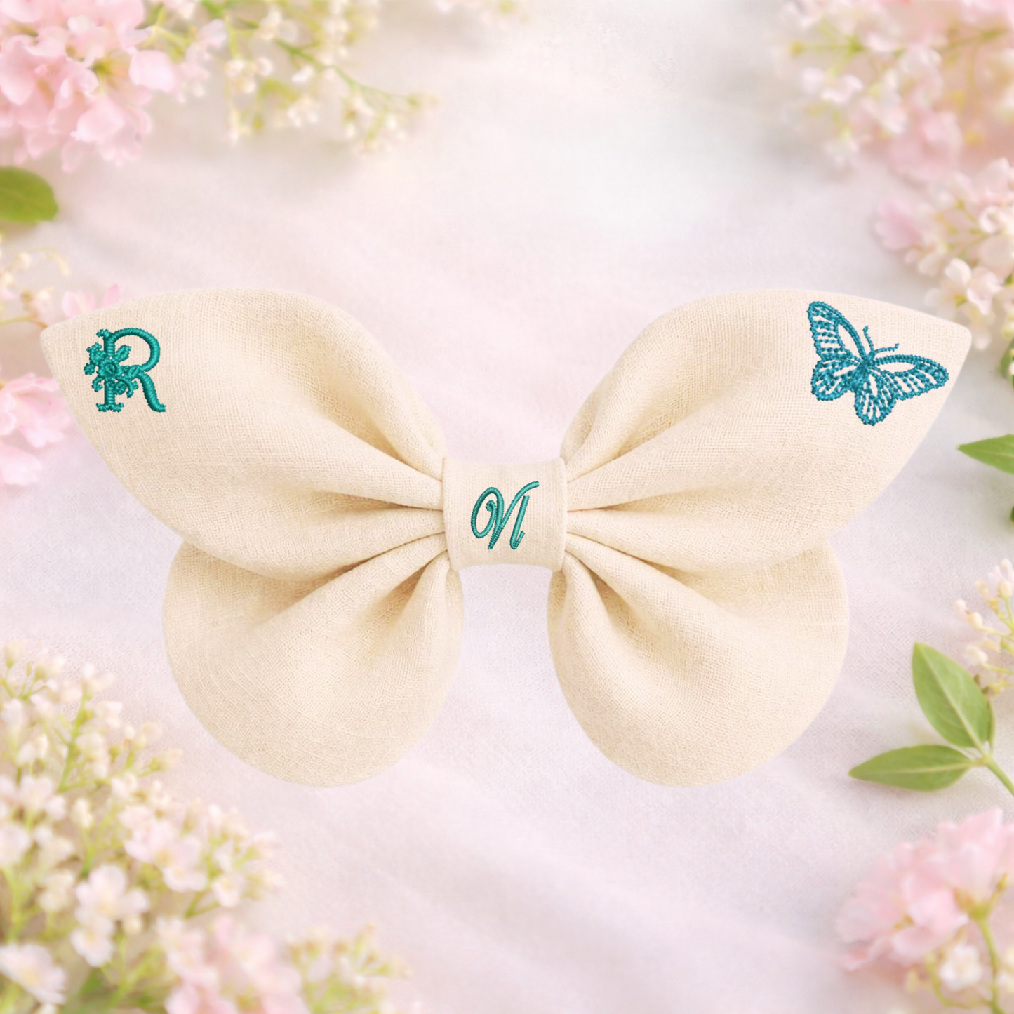 Leinenschleife mit Schmetterlingsstickerei und Monogramm A, B, C ... Z. Frühling 