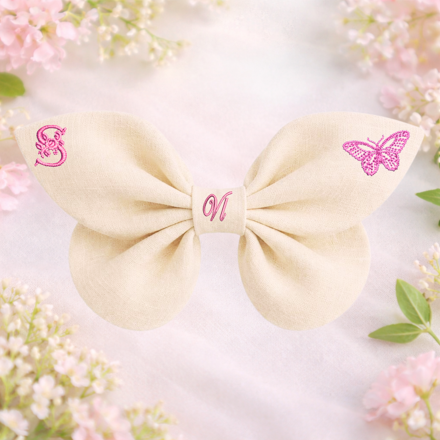 Leinenschleife mit Schmetterlingsstickerei und Monogramm A, B, C ... Z. Frühling 