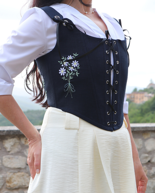 Korsett aus Leinen mit Blumenstickerei. Eleganter Cottagecore-Stil
