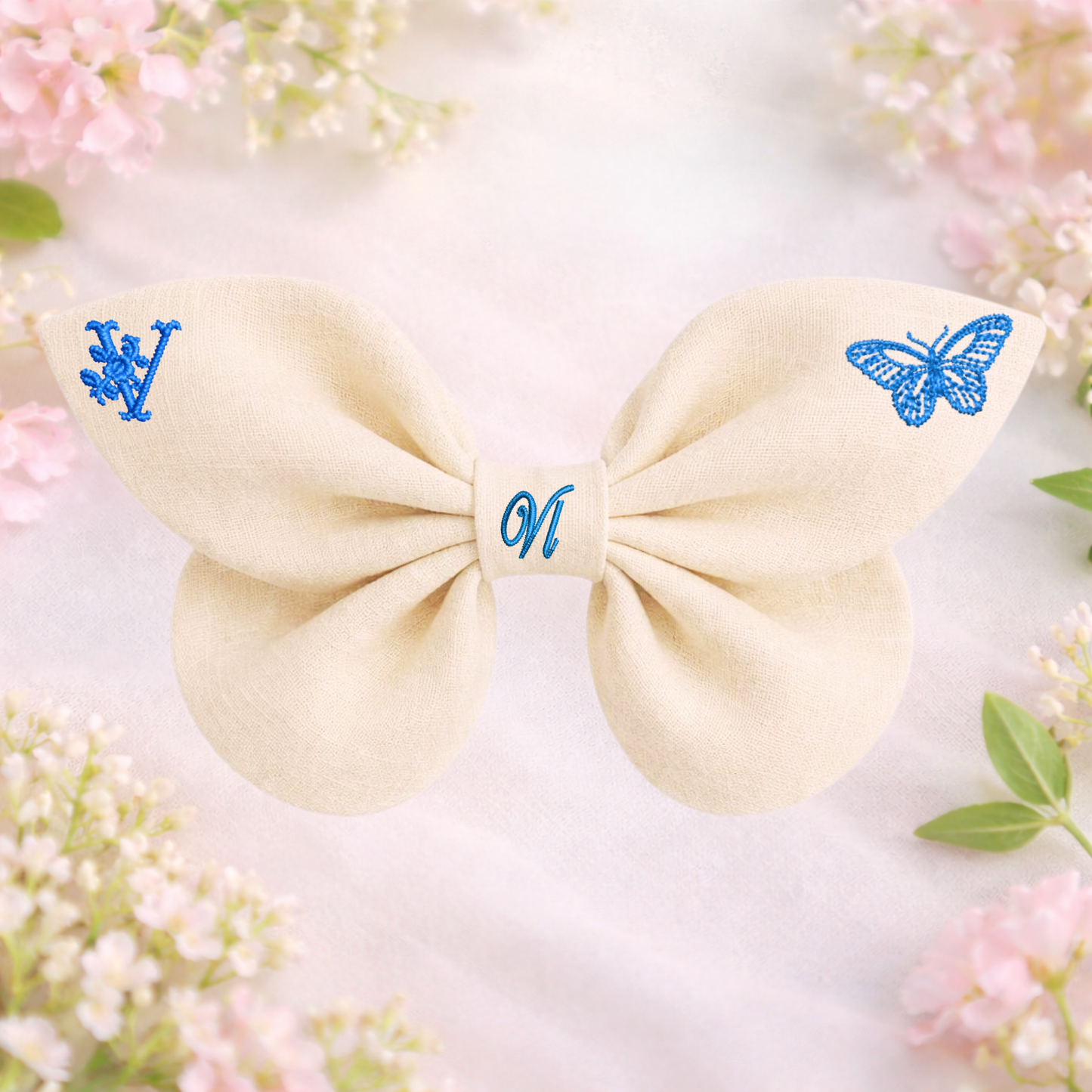 Leinenschleife mit Schmetterlingsstickerei und Monogramm A, B, C ... Z. Frühling 