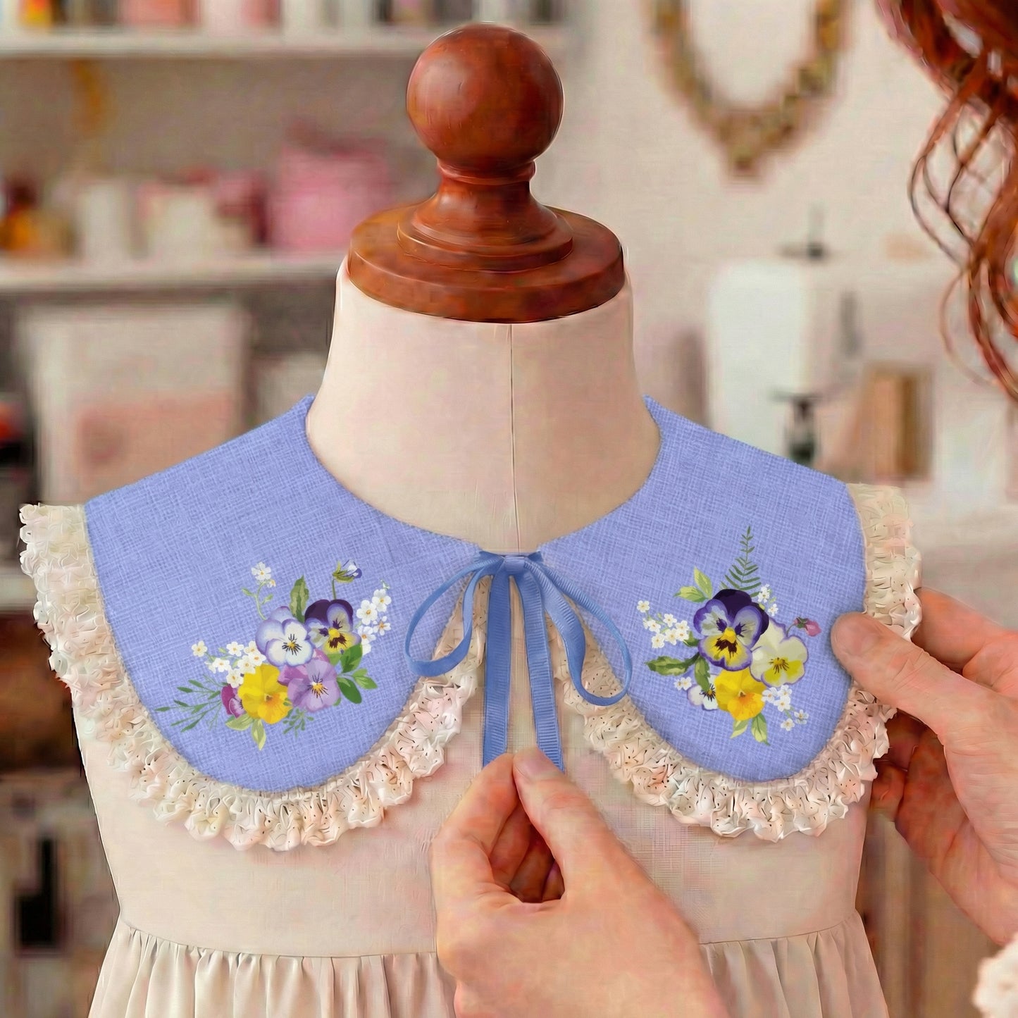 Colletto in lino azzurro bambina con fiori viola