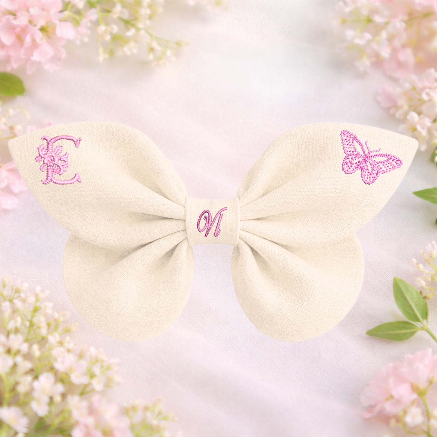 Leinenschleife mit Schmetterlingsstickerei und Monogramm A, B, C ... Z. Frühling 