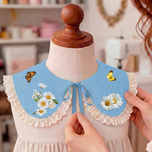 Colletto in lino azzurro per bambina con stampa margherite e farfalle