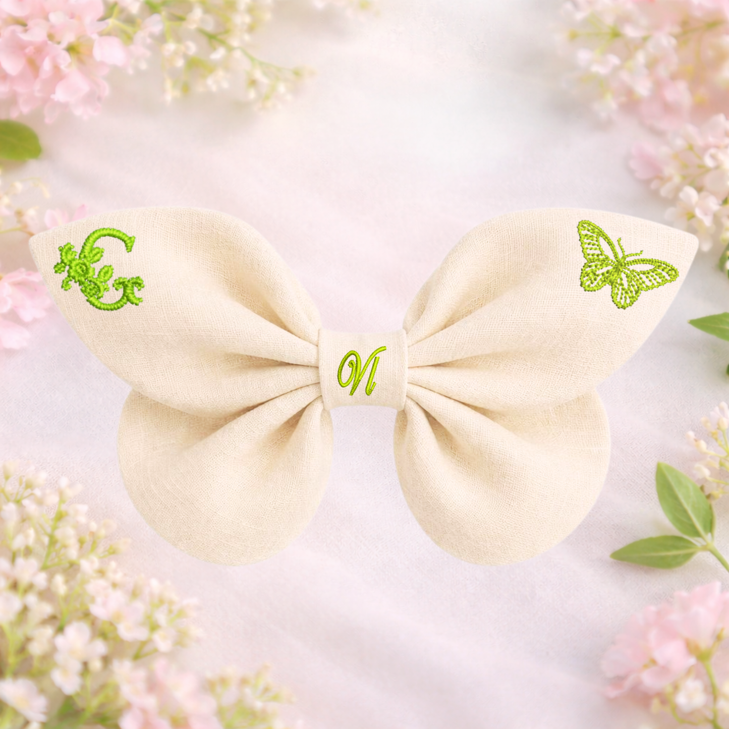 Leinenschleife mit Schmetterlingsstickerei und Monogramm A, B, C ... Z. Frühling 