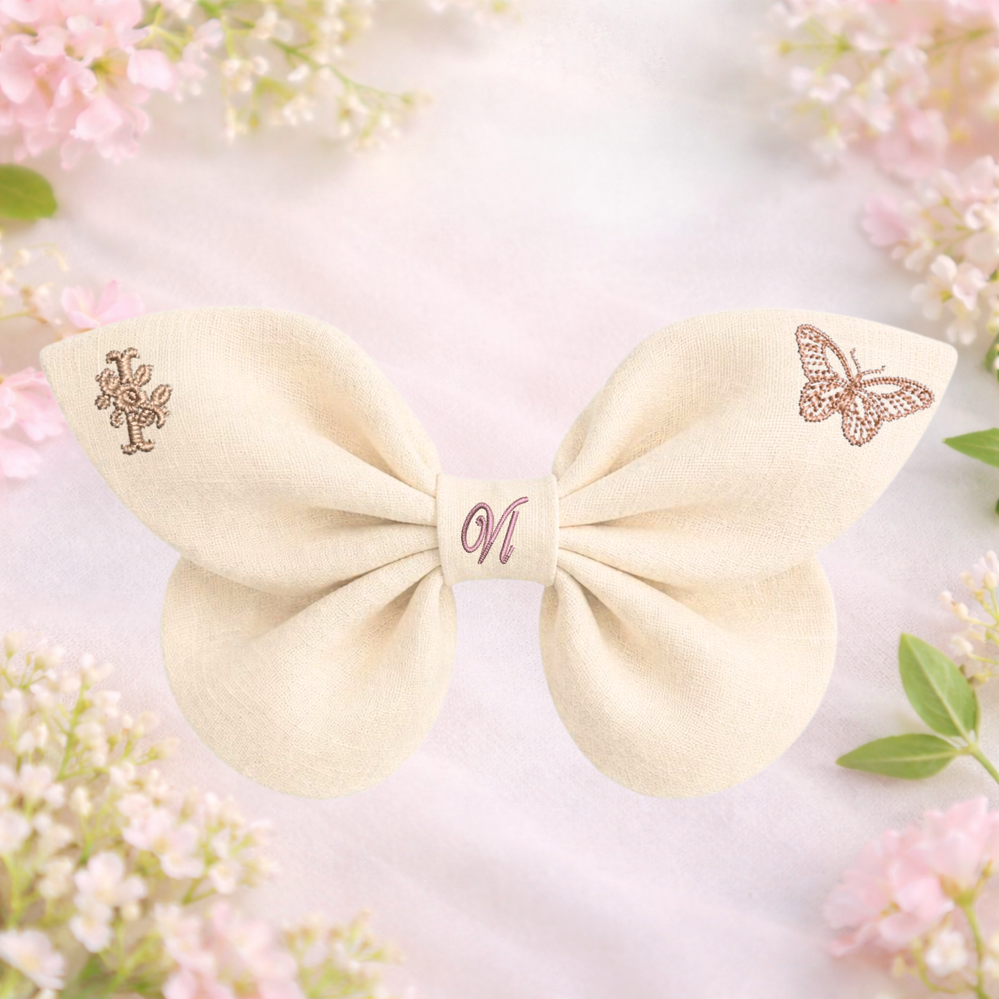 Leinenschleife mit Schmetterlingsstickerei und Monogramm A, B, C ... Z. Frühling 