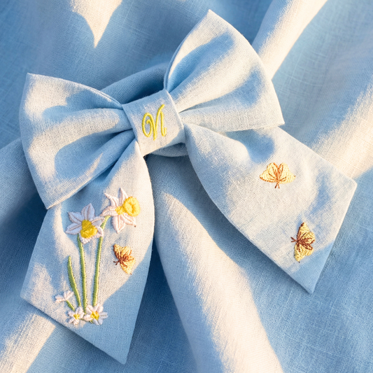 Fiocco per capelli in lino azzurro con ricamo narcisi – Fiocco fatto a mano per bambina