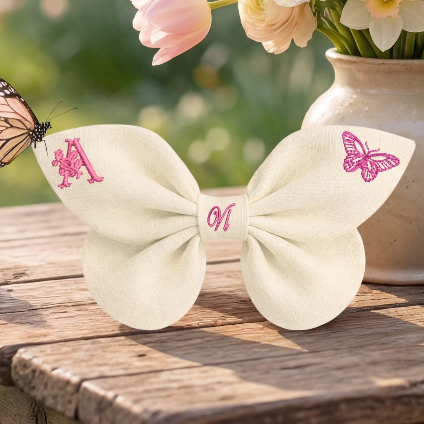 Leinenschleife mit Schmetterlingsstickerei und Monogramm A, B, C ... Z. Frühling 