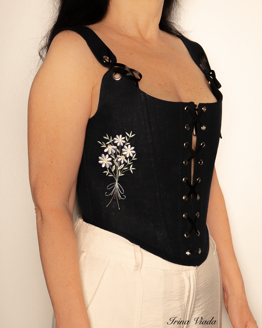 Corsetto in lino con ricamo floreale. Stile cottagecore elegante