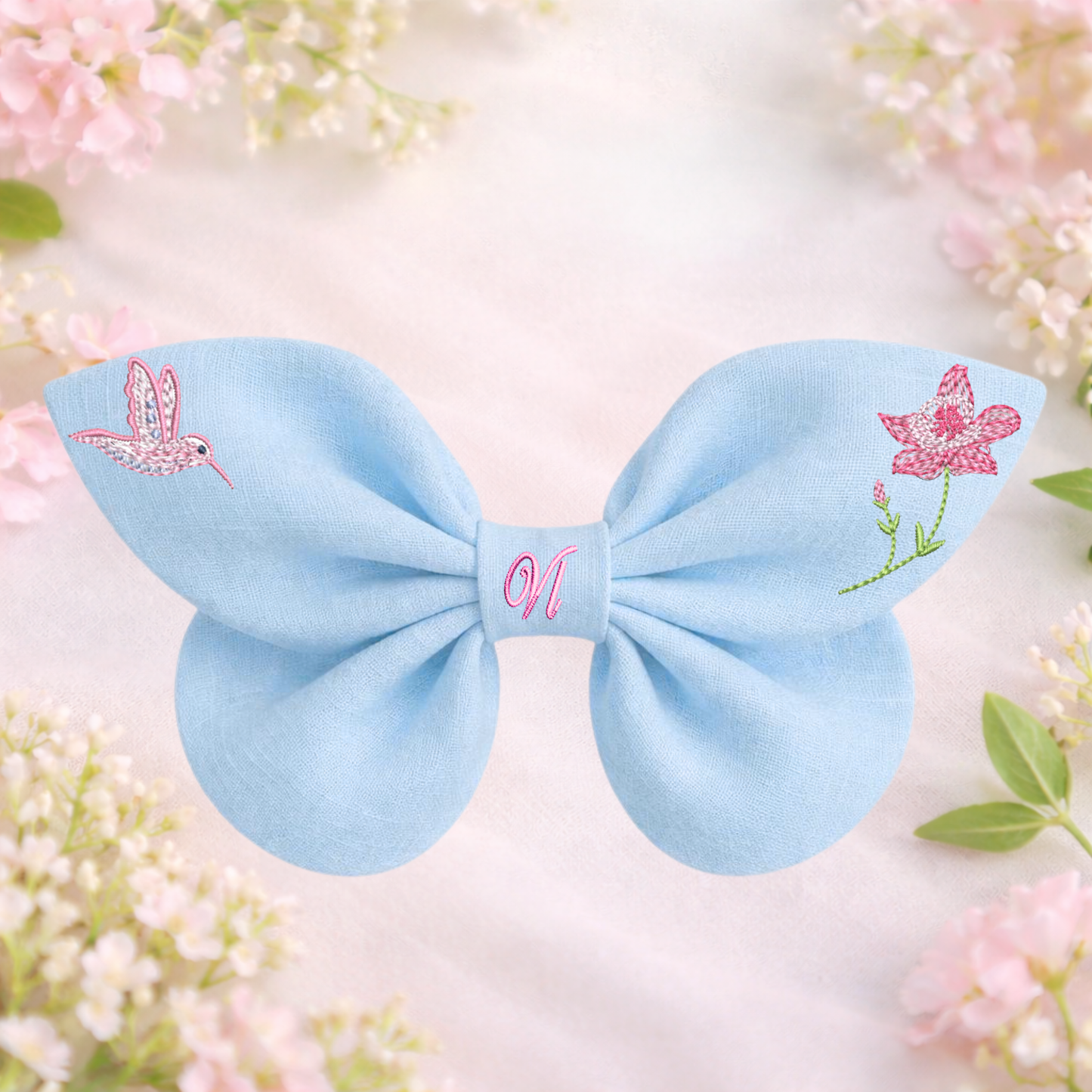 Blaue Leinenschleife mit Kolibri- und Blumenstickerei. Verzauberte Blumen