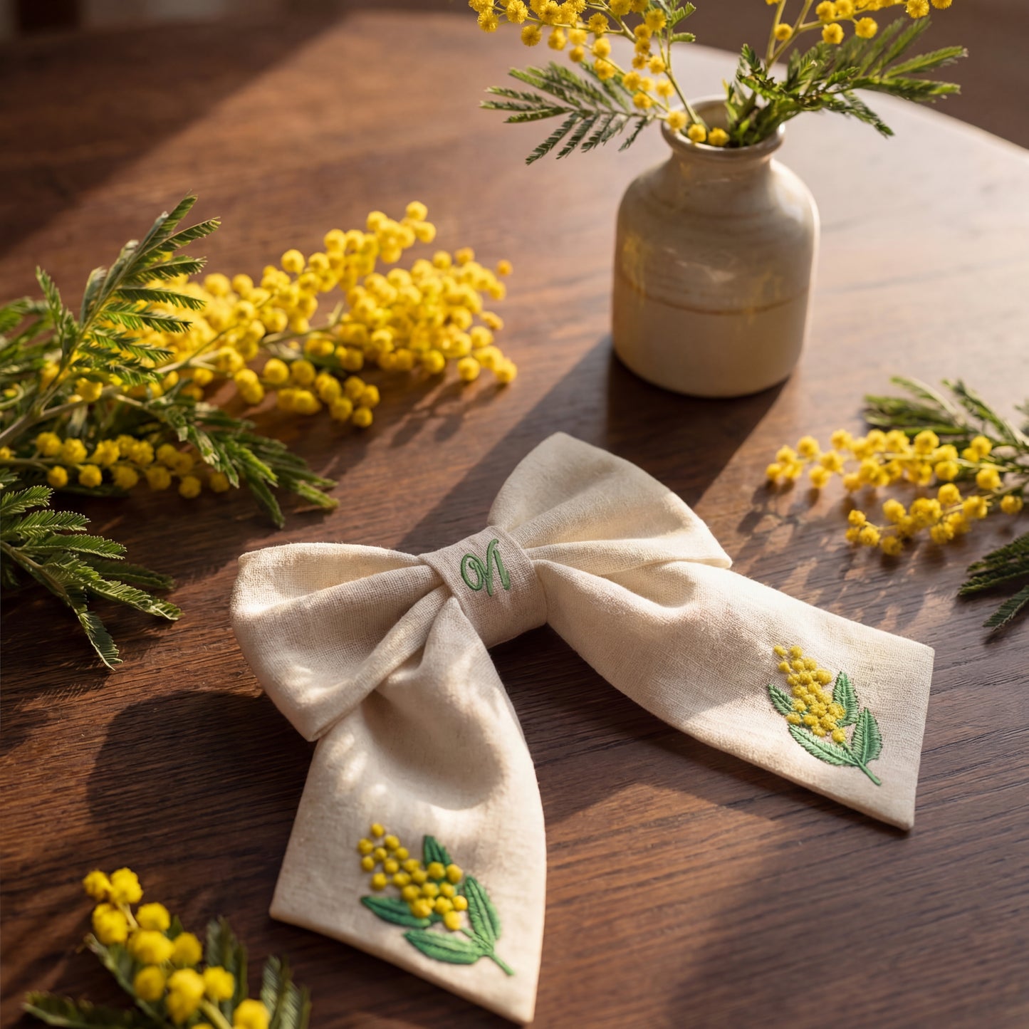 Fiocco per capelli in lino con ricamo mimosa